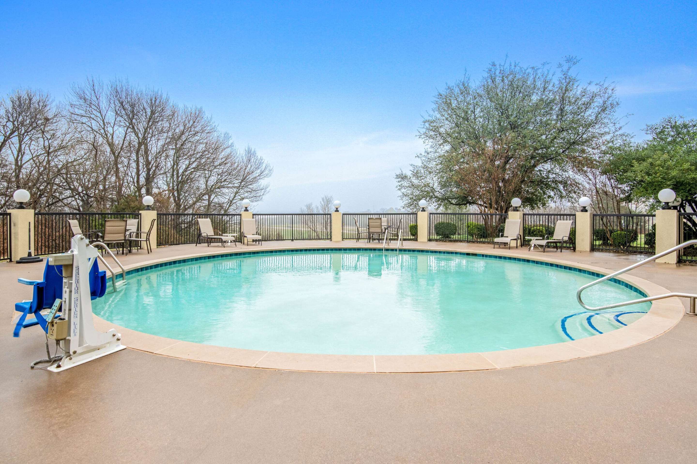 Pool | La Quinta Inn & Suites by Wyndham Denison - N. Lake Texoma