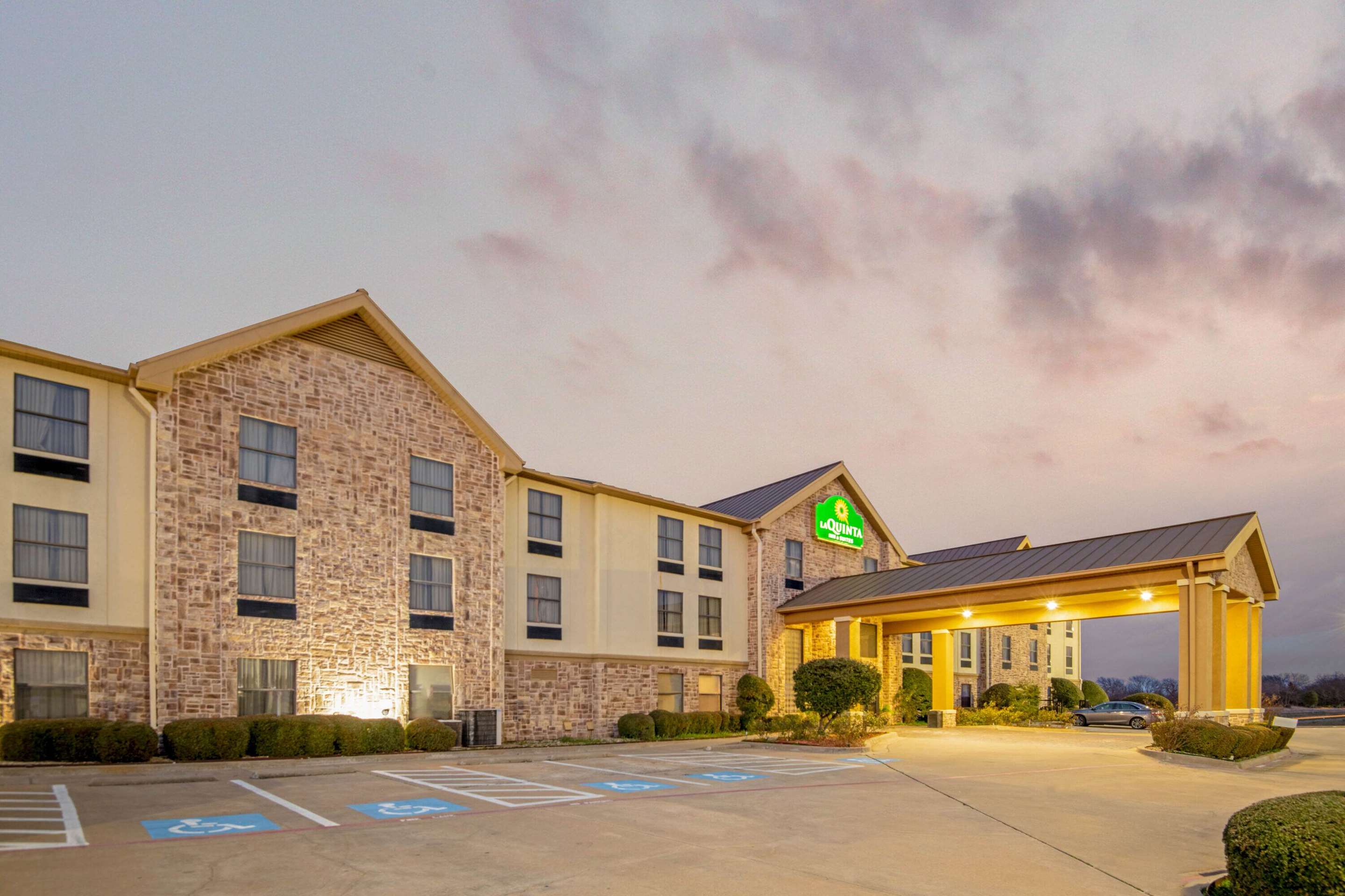 Exterior | La Quinta Inn & Suites by Wyndham Denison - N. Lake Texoma