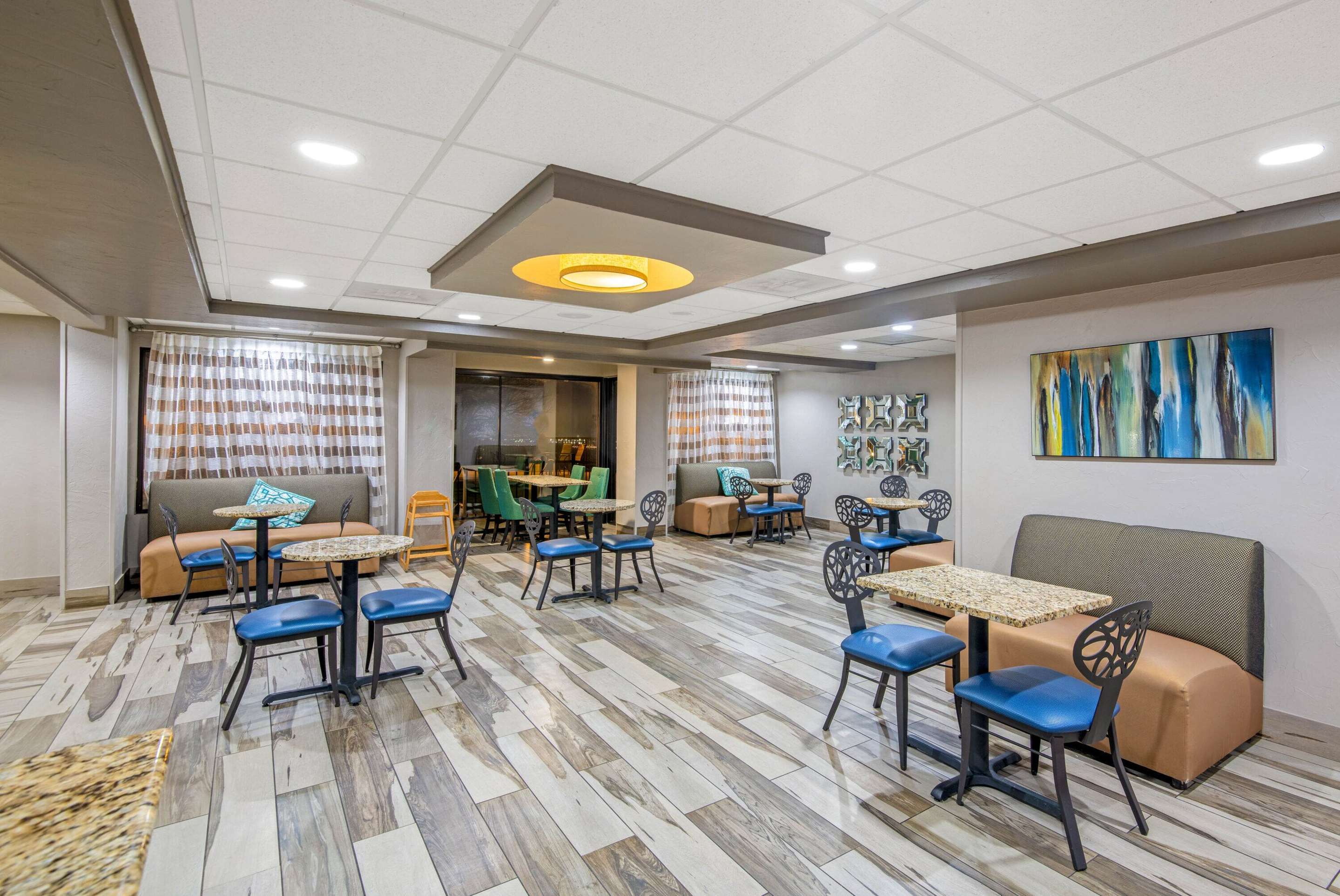 Lobby | La Quinta Inn & Suites by Wyndham Denison - N. Lake Texoma