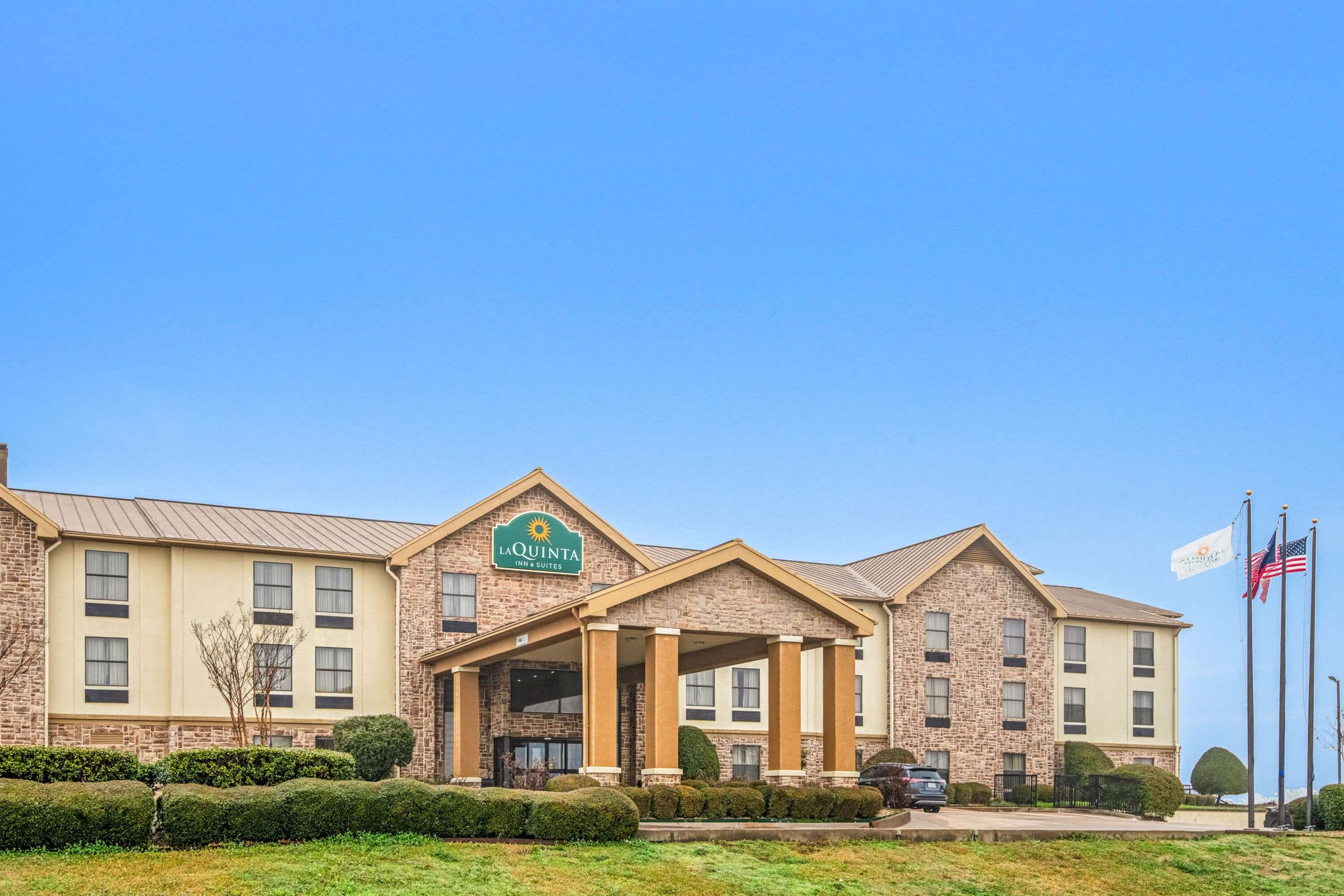 Exterior | La Quinta Inn & Suites by Wyndham Denison - N. Lake Texoma