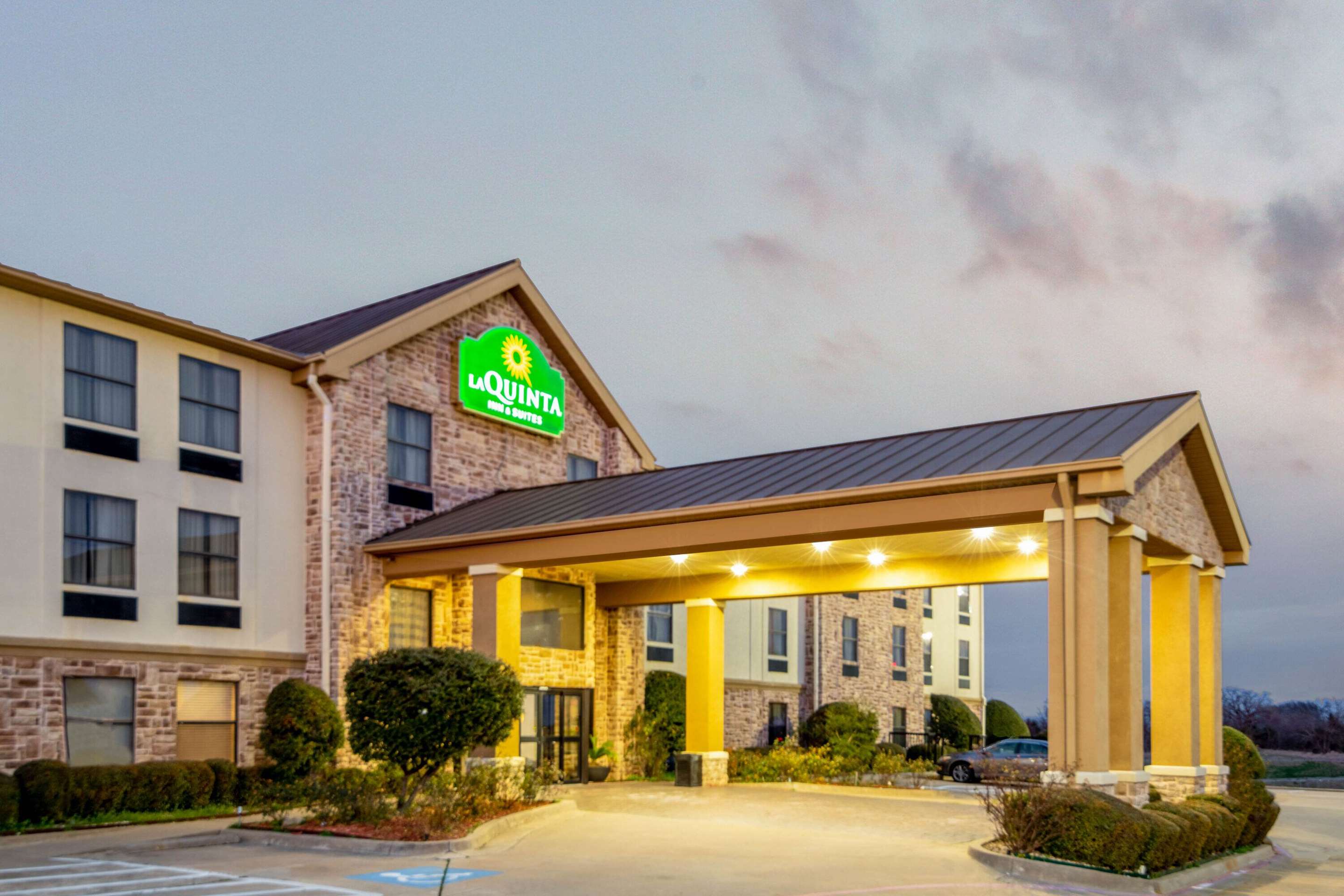 Exterior | La Quinta Inn & Suites by Wyndham Denison - N. Lake Texoma