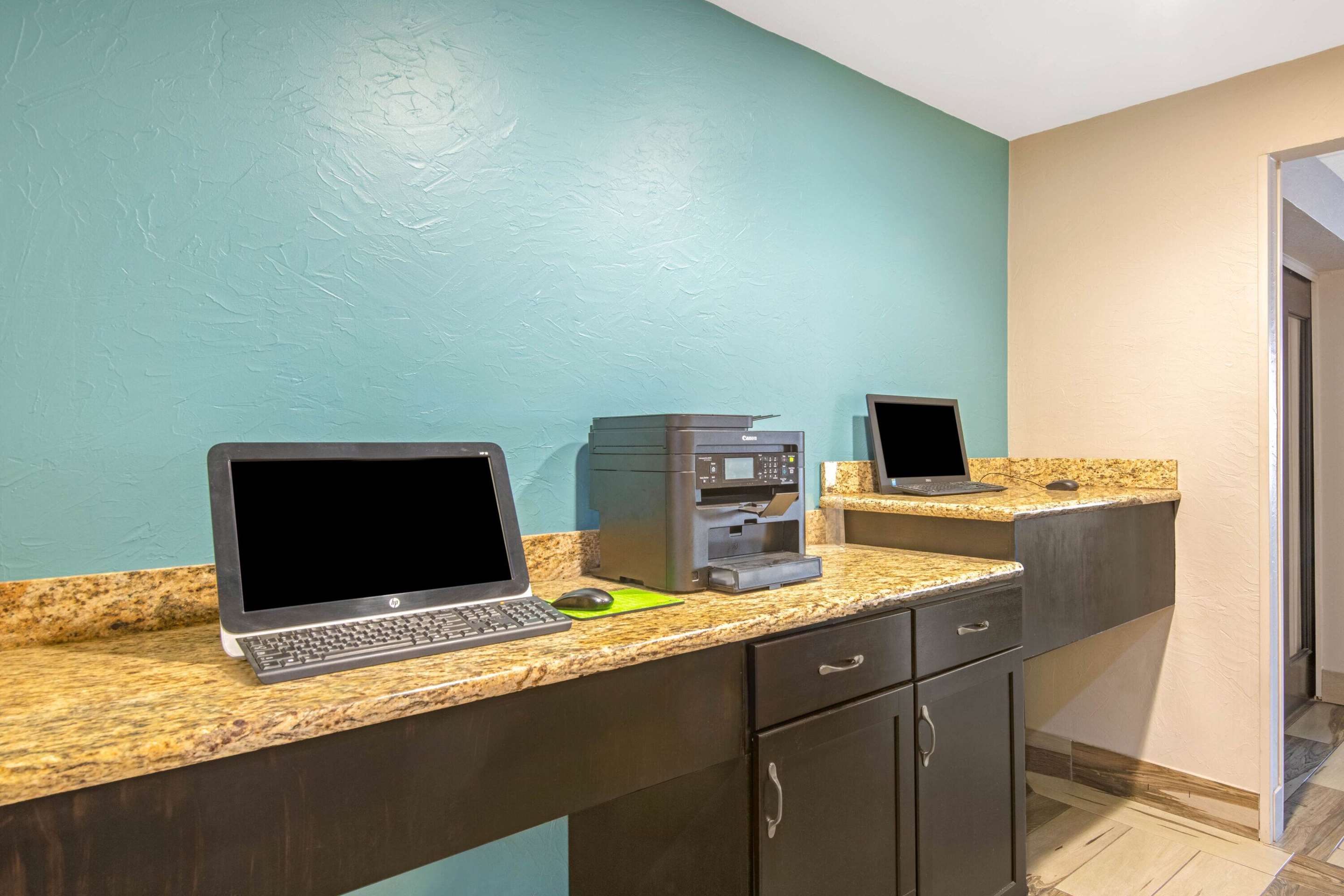 Business Center | La Quinta Inn & Suites by Wyndham Denison - N. Lake Texoma