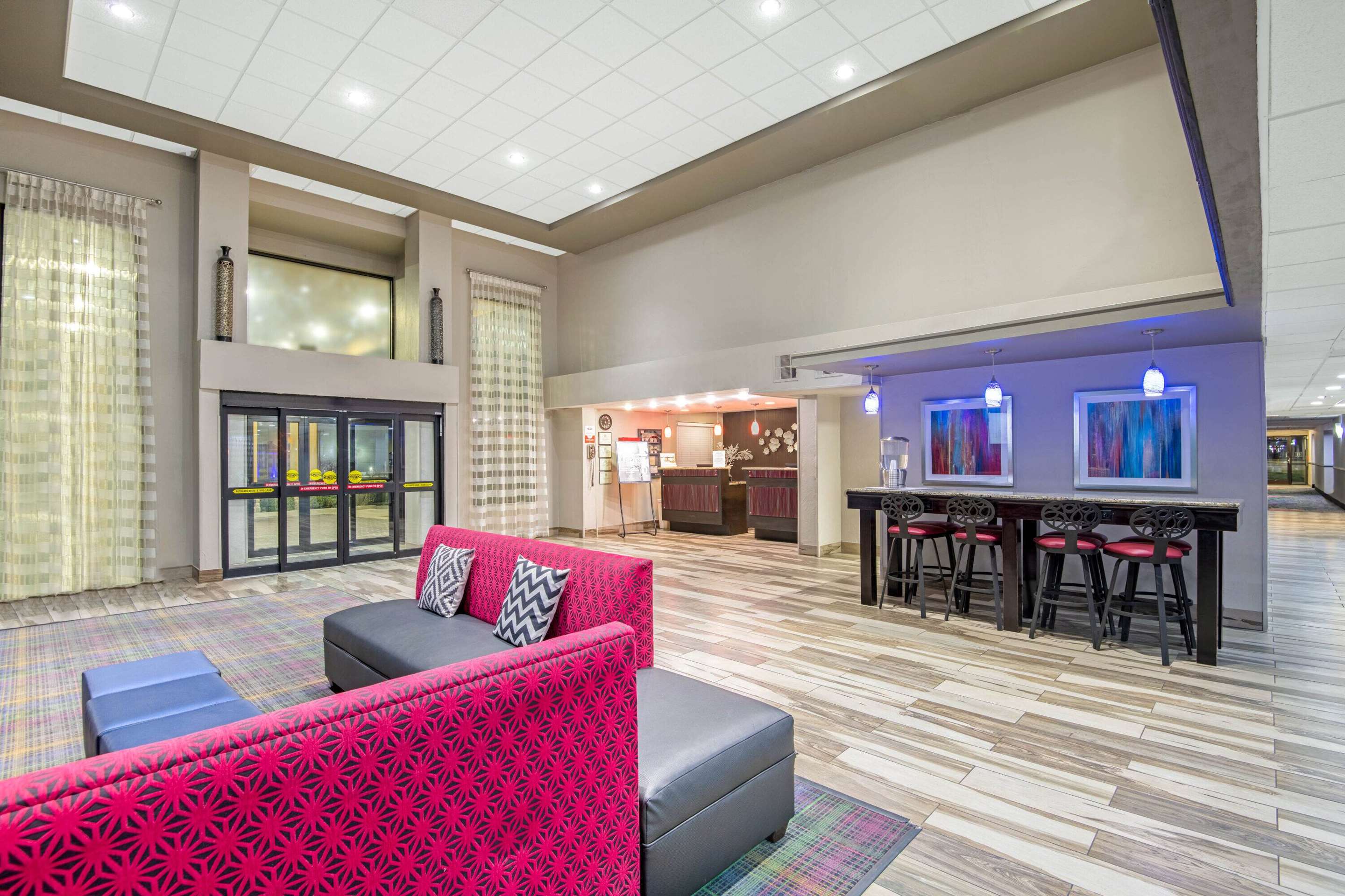 Lobby | La Quinta Inn & Suites by Wyndham Denison - N. Lake Texoma
