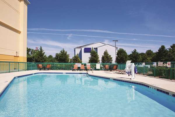 Pool - La Quinta Inn & Suites Florence - I-95, Exit 164