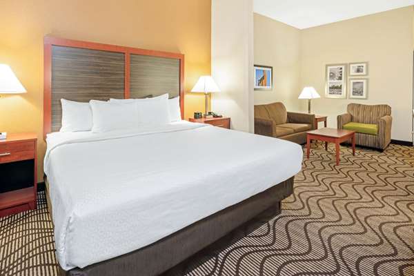  - La Quinta Inn & Suites Midwest City - I-40, Exit 156A & 156B