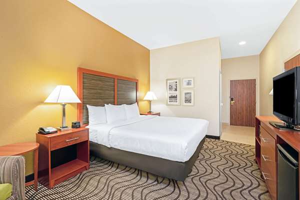  - La Quinta Inn & Suites Midwest City - I-40, Exit 156A & 156B