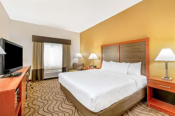  - La Quinta Inn & Suites Midwest City - I-40, Exit 156A & 156B