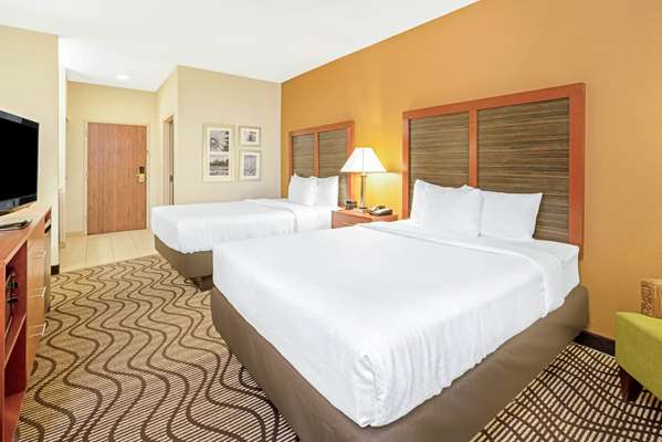  - La Quinta Inn & Suites Midwest City - I-40, Exit 156A & 156B
