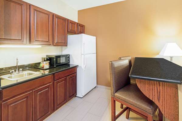 Suite - La Quinta Inn & Suites Midwest City - I-40, Exit 156A & 156B