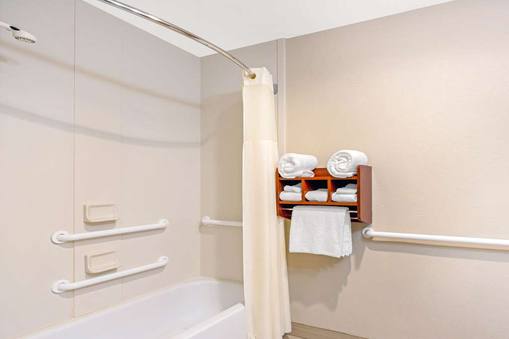 La Quinta Inn & Suites by Wyndham Midwest City - Tinker AFB - Tap to explore photos