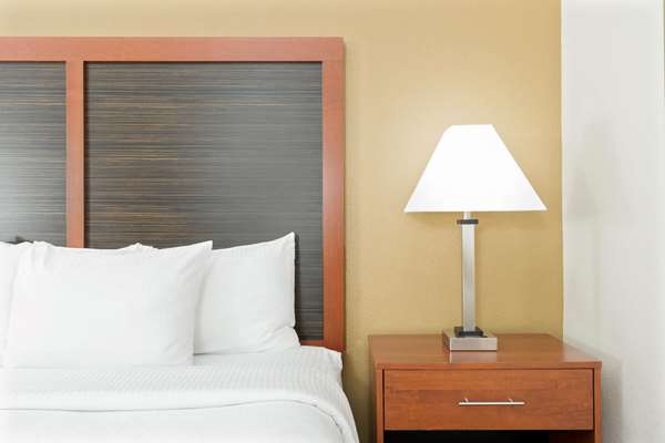  - La Quinta Inn & Suites Midwest City - I-40, Exit 156A & 156B