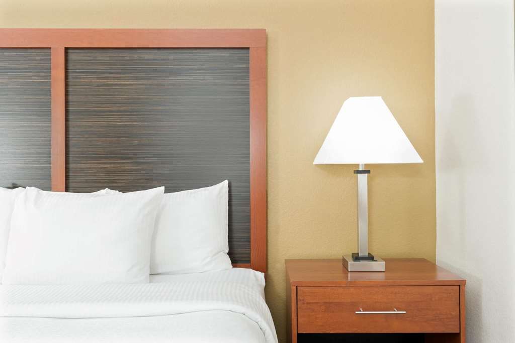 LA QUINTA INN STE MIDWEST CITY-guestroom-Guest Room,On-Site.jpg
