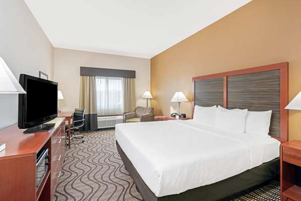  - La Quinta Inn & Suites Midwest City - I-40, Exit 156A & 156B