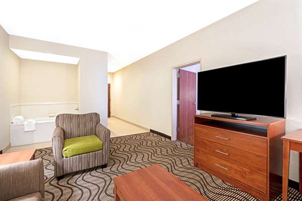 Suite - La Quinta Inn & Suites Midwest City - I-40, Exit 156A & 156B
