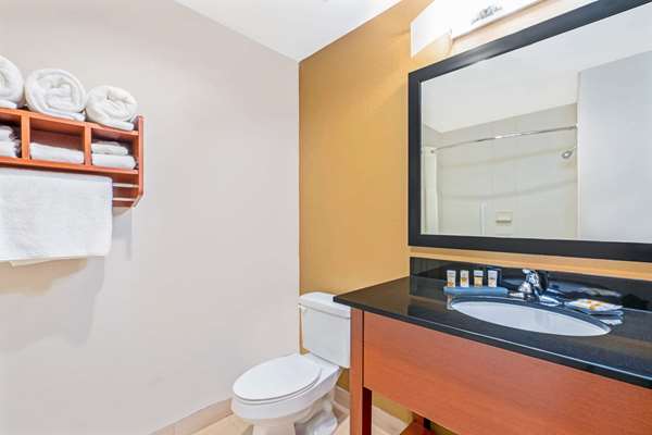  - La Quinta Inn & Suites Midwest City - I-40, Exit 156A & 156B