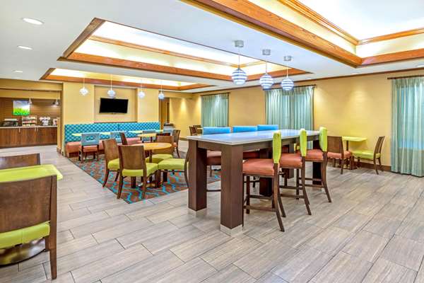  - La Quinta Inn & Suites Midwest City - I-40, Exit 156A & 156B