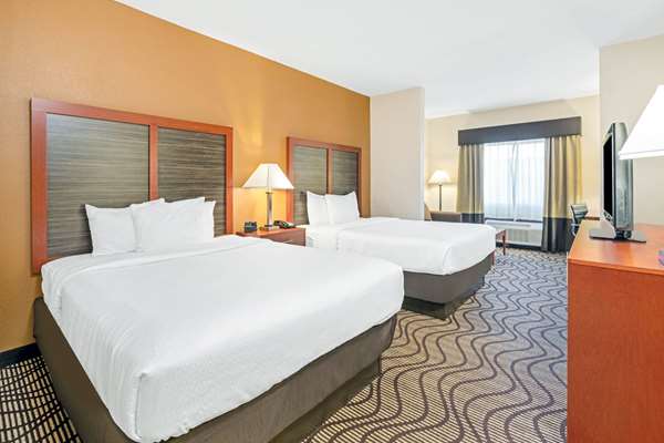  - La Quinta Inn & Suites Midwest City - I-40, Exit 156A & 156B