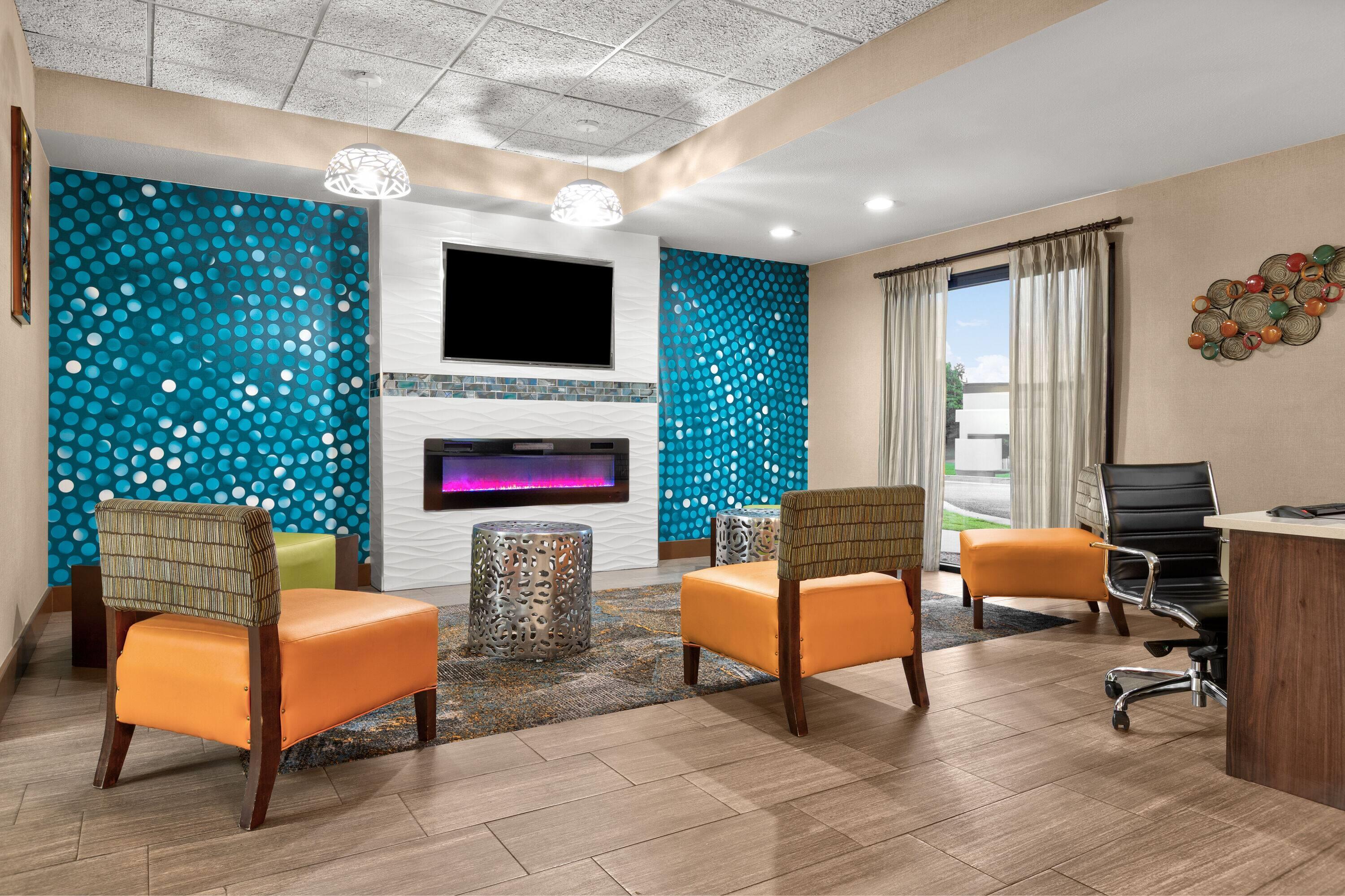 Lobby | La Quinta Inn & Suites by Wyndham Midwest City - Tinker AFB
