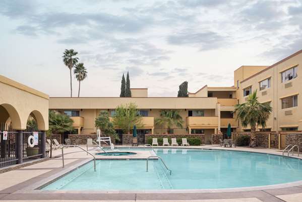 Pool - La Quinta Inn & Suites Reid Park