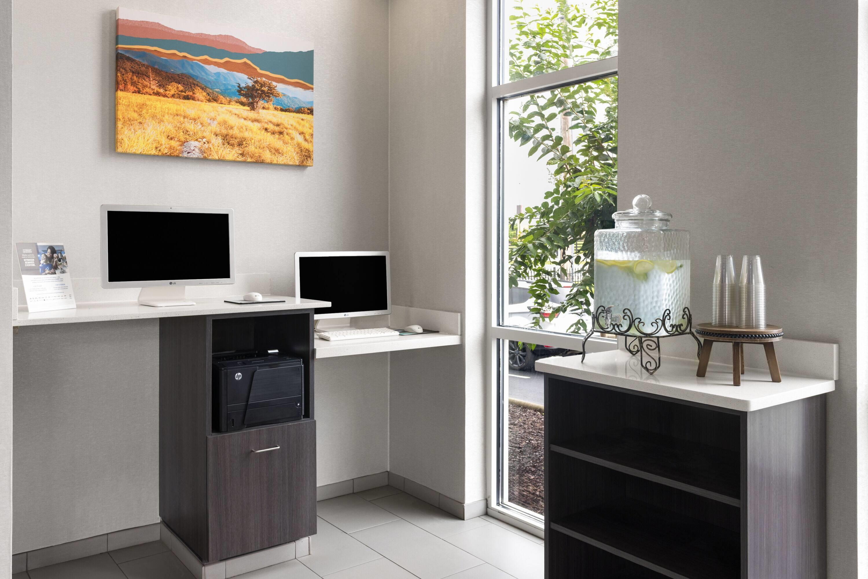 Business Center | La Quinta Inn & Suites by Wyndham Chattanooga - East Ridge