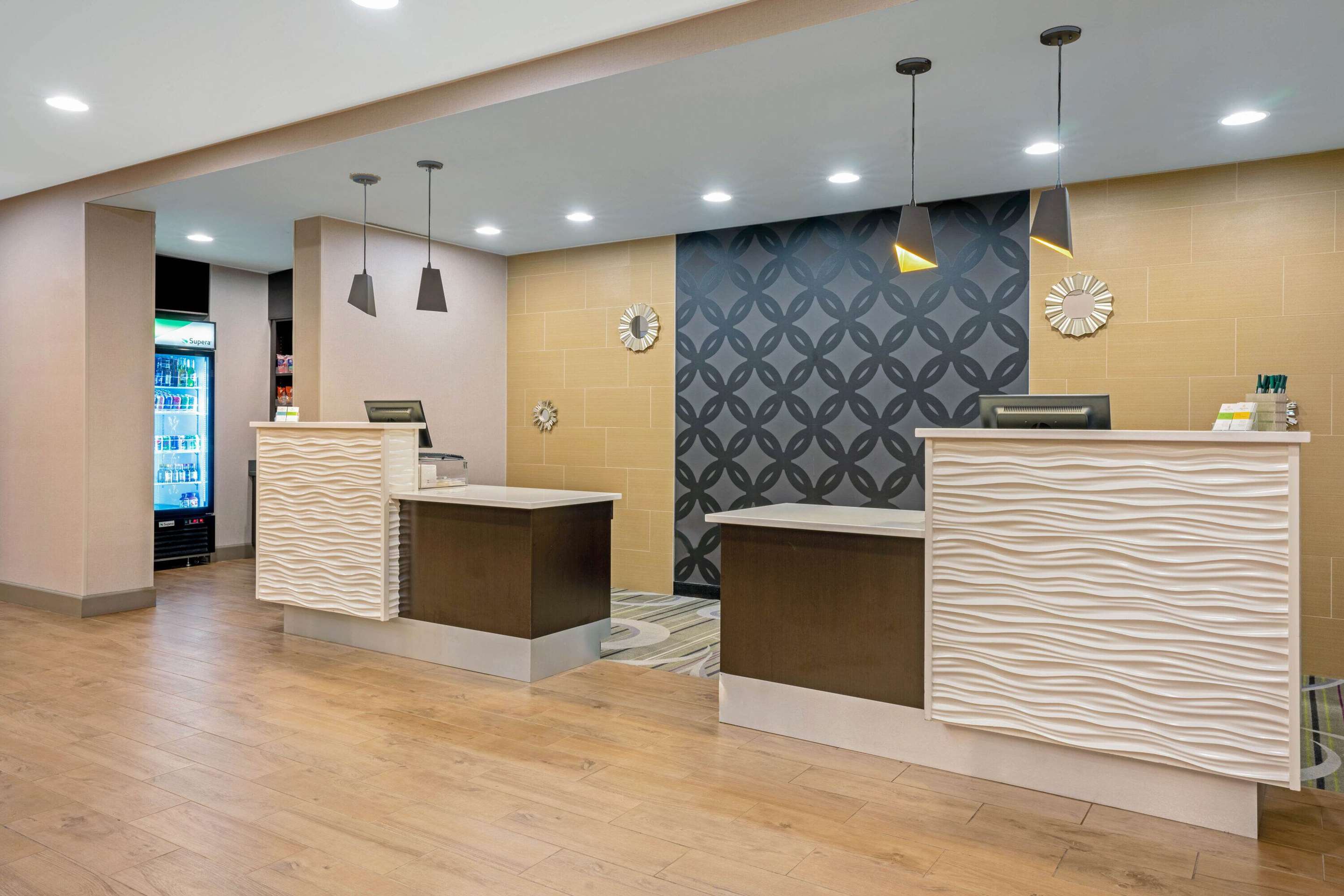 Lobby | La Quinta Inn & Suites by Wyndham Tumwater - Olympia
