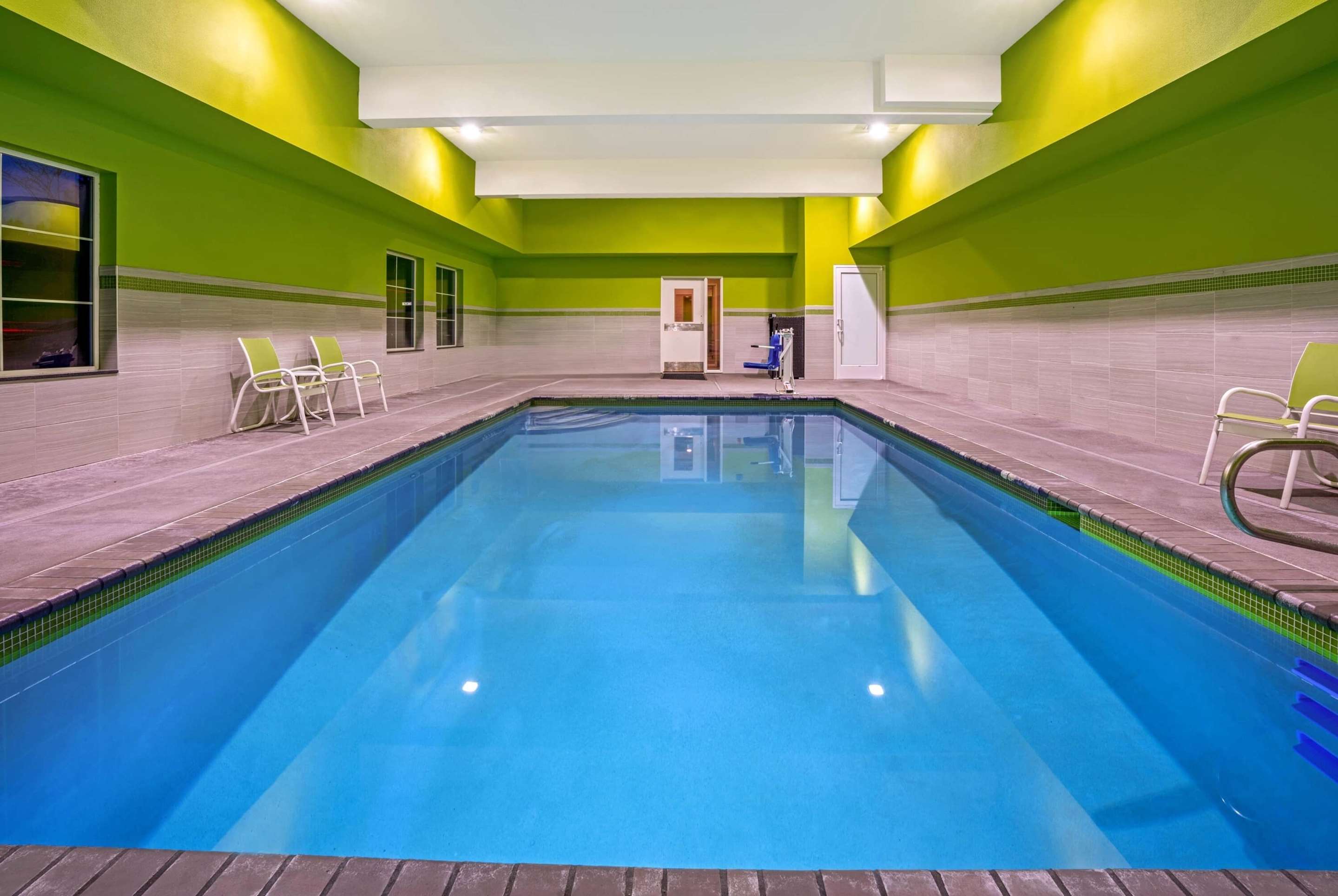 Pool | La Quinta Inn & Suites by Wyndham Tumwater - Olympia