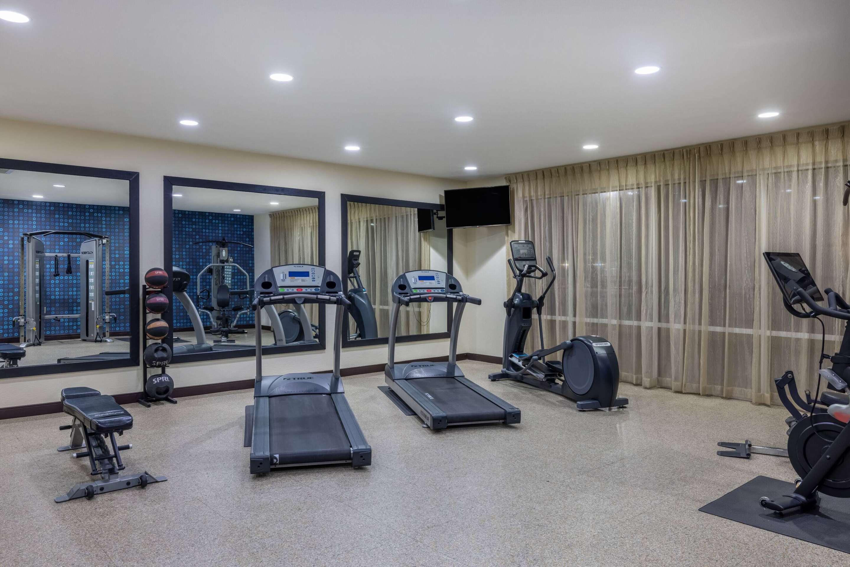 Health club fitness center gym | La Quinta Inn & Suites by Wyndham Artesia