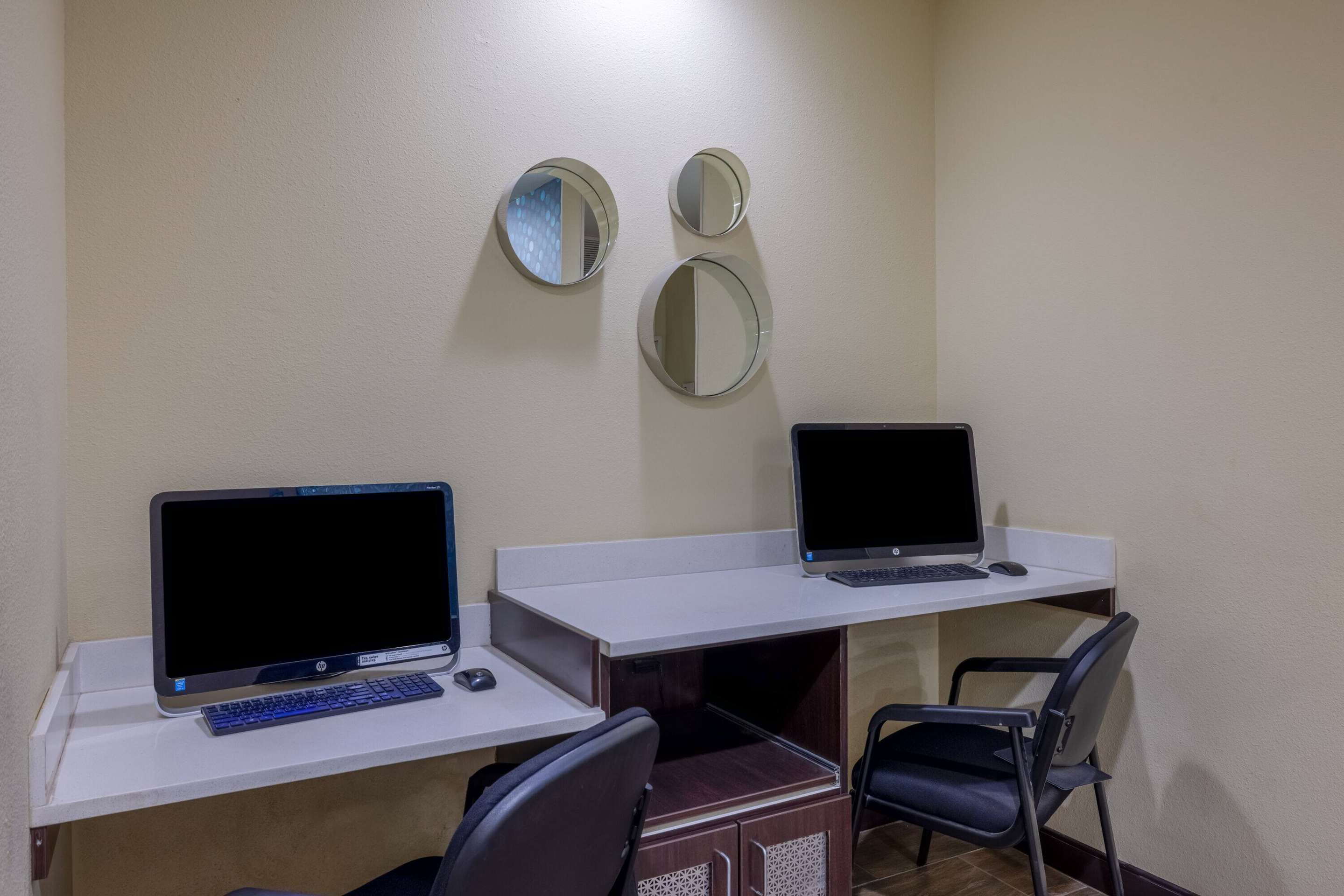 Business Center | La Quinta Inn & Suites by Wyndham Artesia