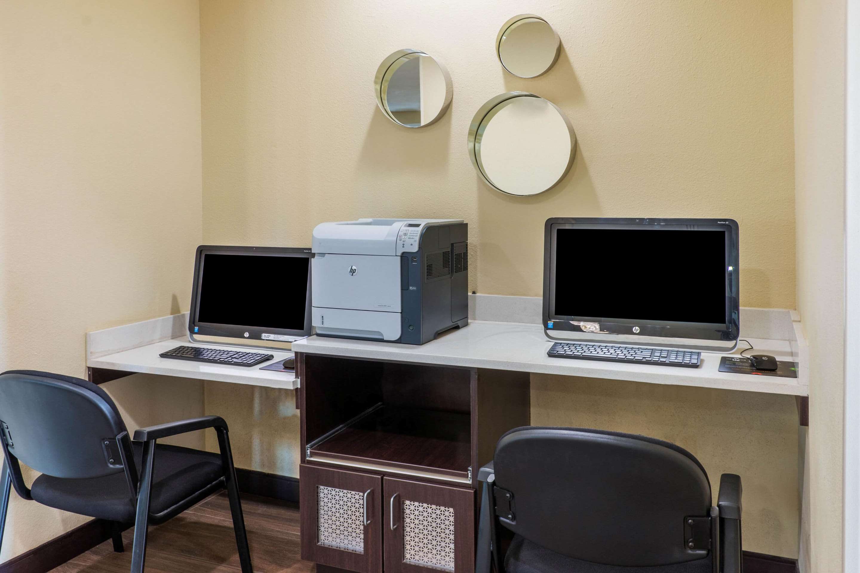 Business Center | La Quinta Inn & Suites by Wyndham Artesia