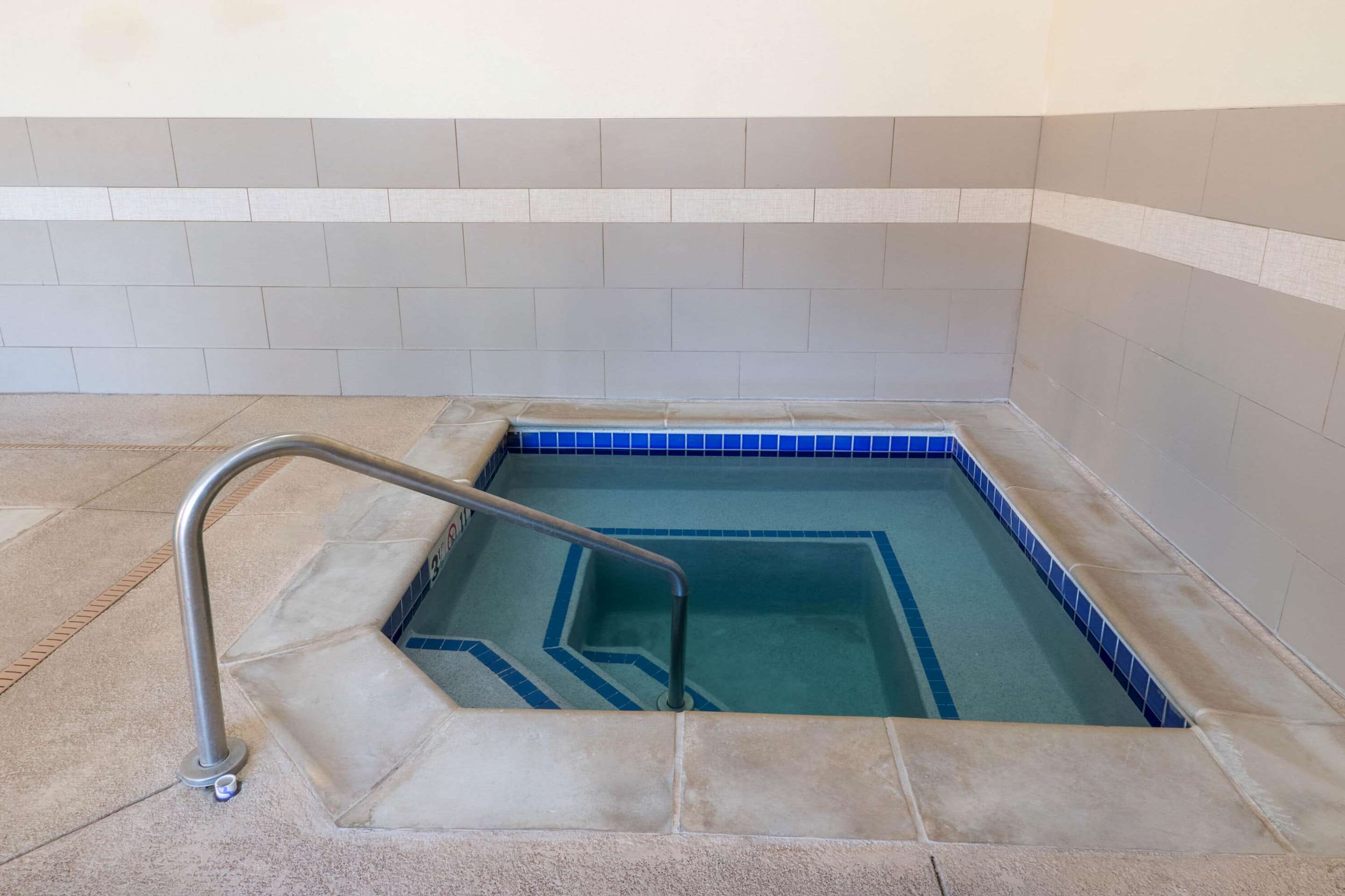 Pool | La Quinta Inn & Suites by Wyndham Artesia