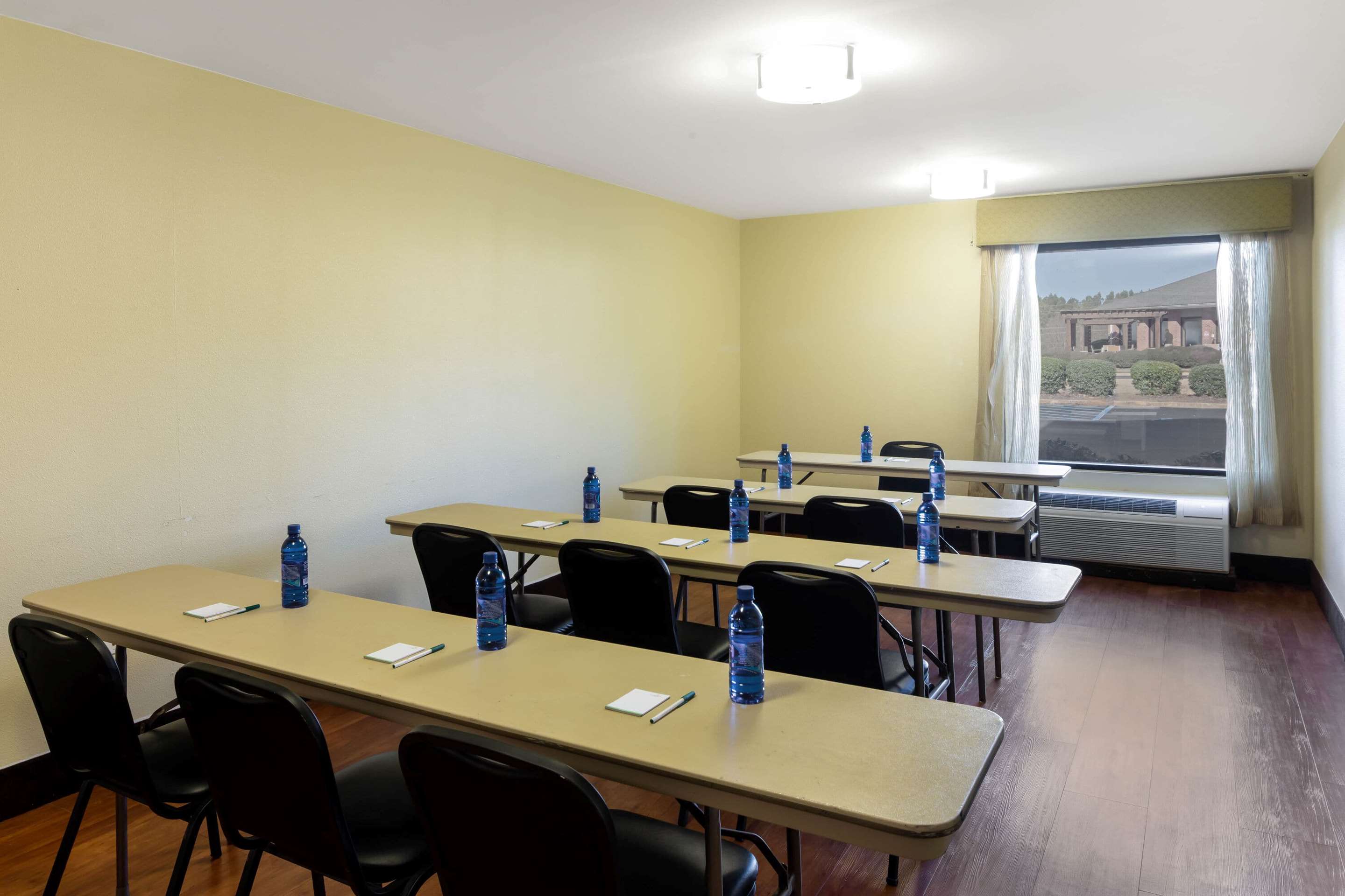 Meeting Room | La Quinta Inn & Suites by Wyndham LaGrange / I-85