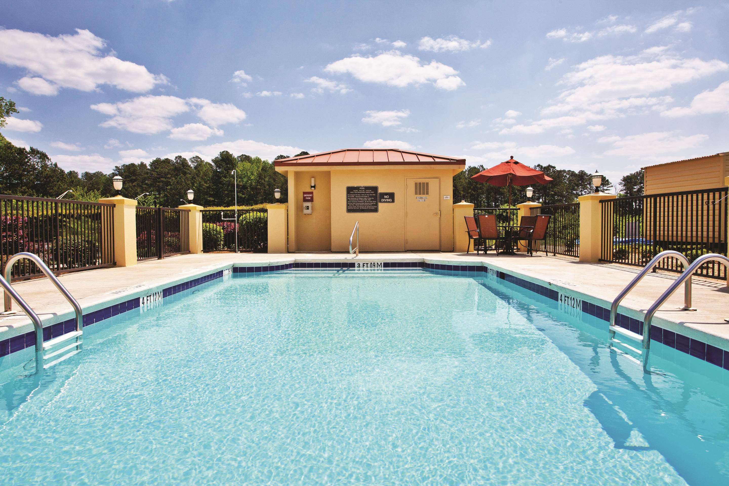 Pool | La Quinta Inn & Suites by Wyndham LaGrange / I-85