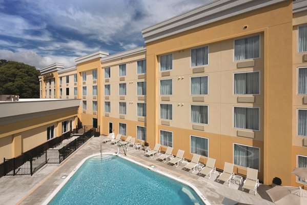 Pool - La Quinta Inn & Suites Lynchburg