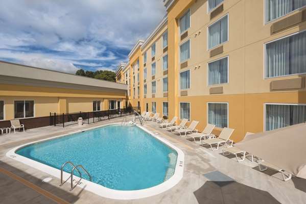 Pool - La Quinta Inn & Suites Lynchburg