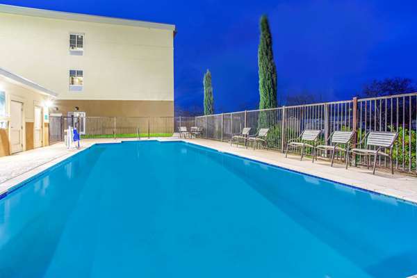 Pool - La Quinta Inn & Suites Gonzales