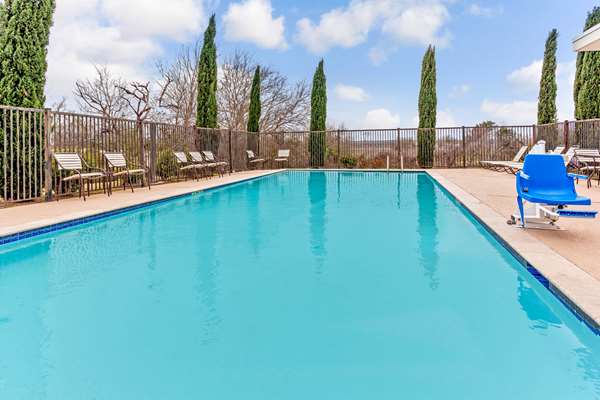 Pool - La Quinta Inn & Suites Gonzales