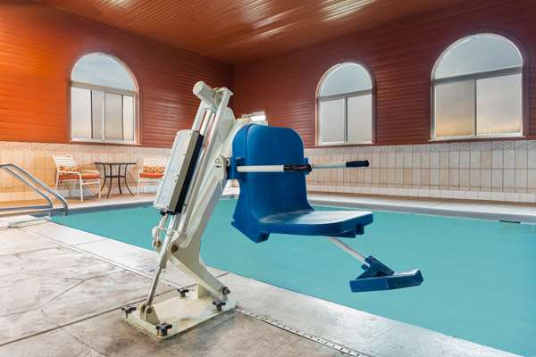 Pool - La Quinta Inn & Suites Frankfort