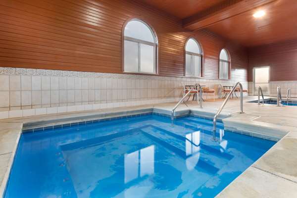 Pool - La Quinta Inn & Suites Frankfort