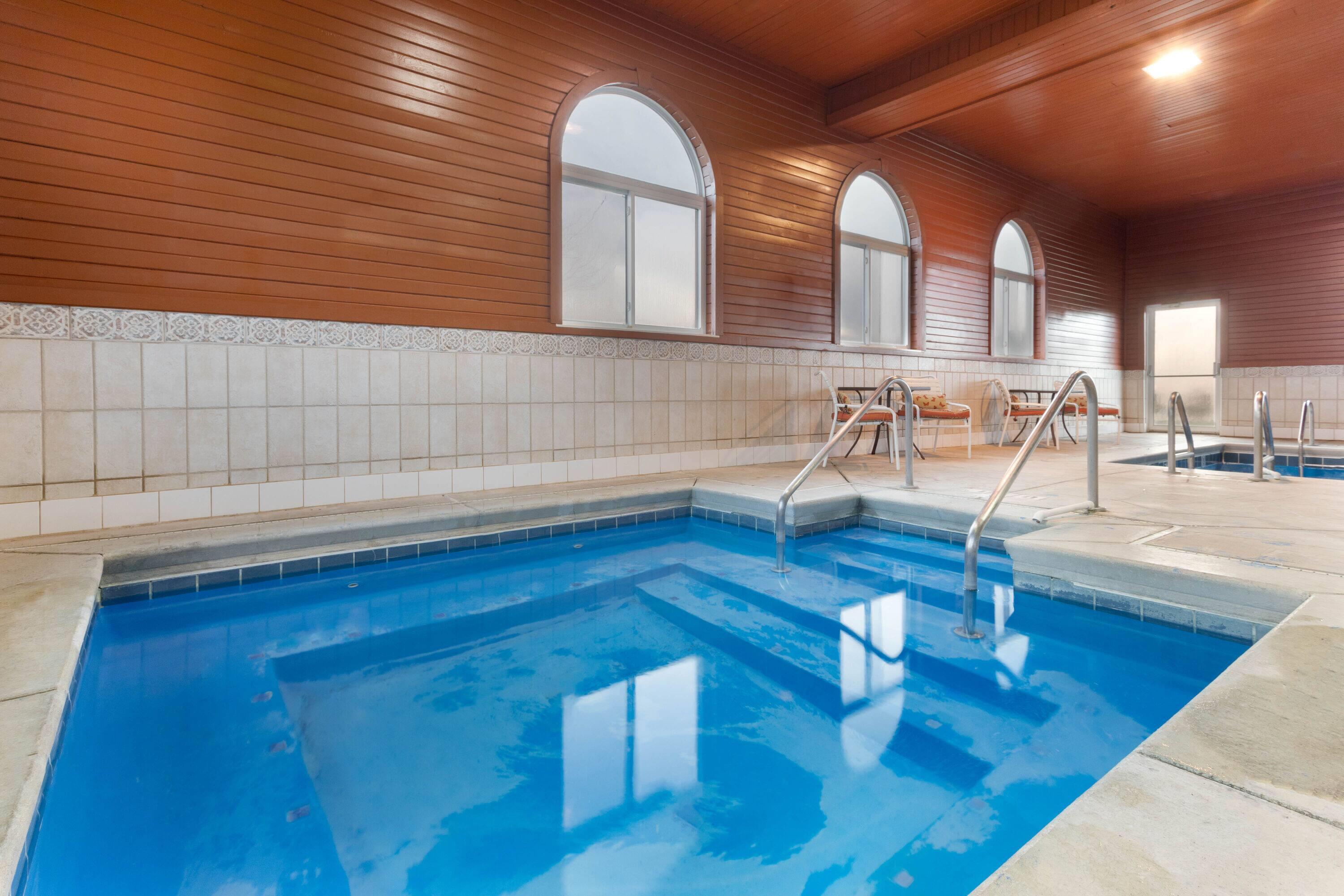 Pool | La Quinta Inn & Suites by Wyndham Frankfort
