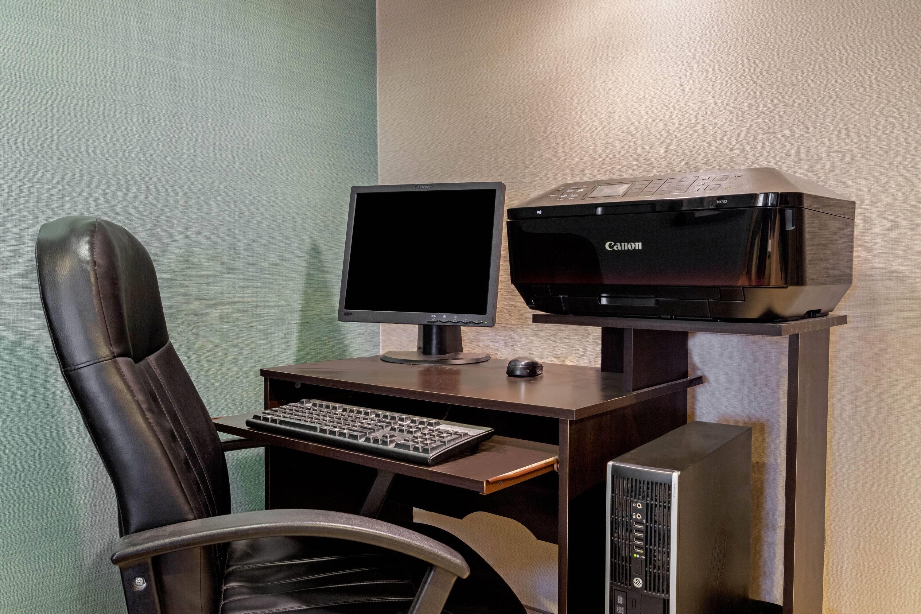 Business Center | La Quinta Inn & Suites by Wyndham Frankfort