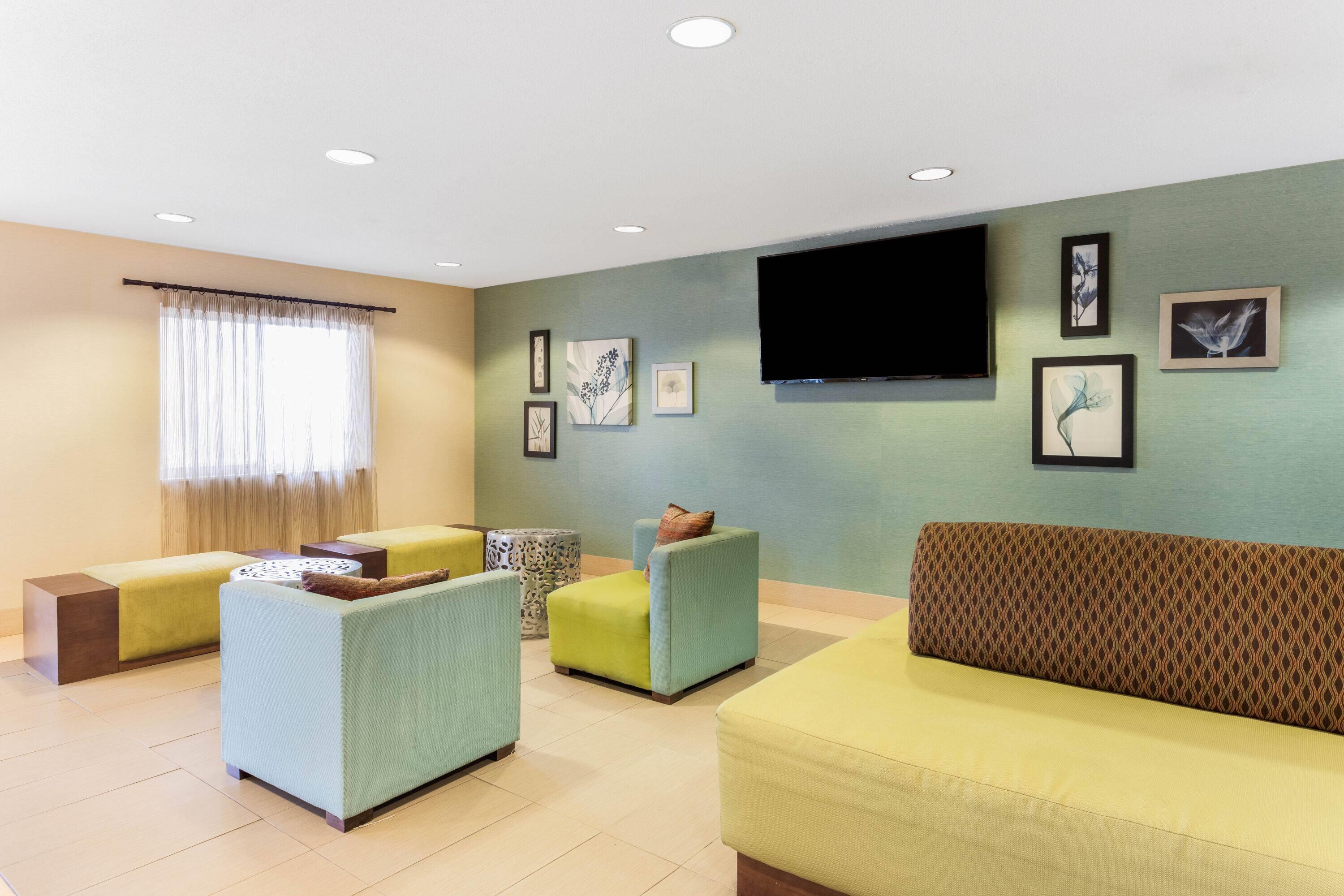 Lobby | La Quinta Inn & Suites by Wyndham Frankfort