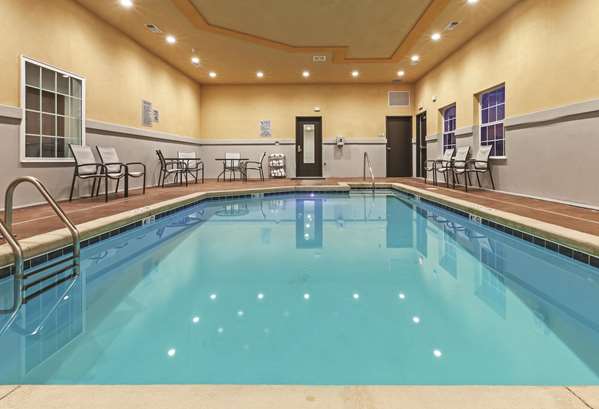 Pool - La Quinta Inn & Suites Claremore