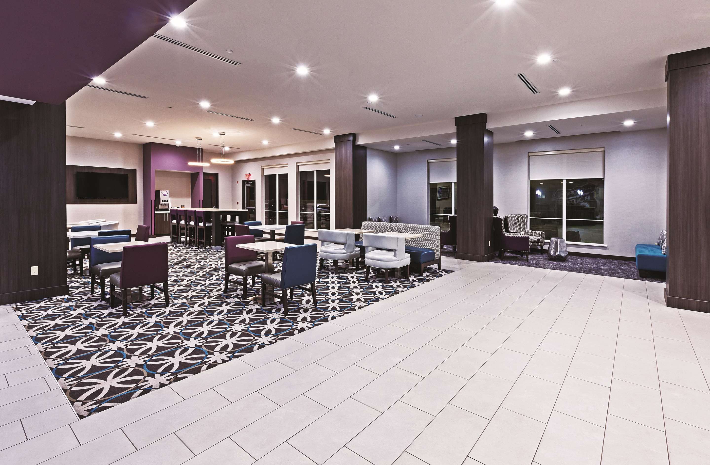 Lobby | La Quinta Inn & Suites by Wyndham Claremore