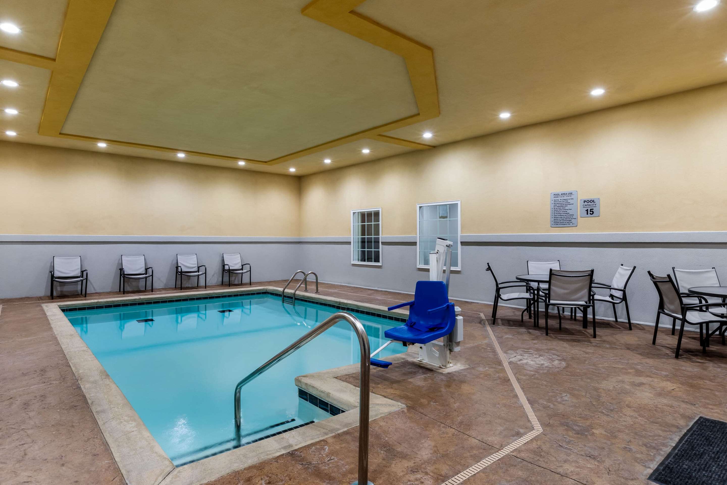 Pool | La Quinta Inn & Suites by Wyndham Claremore