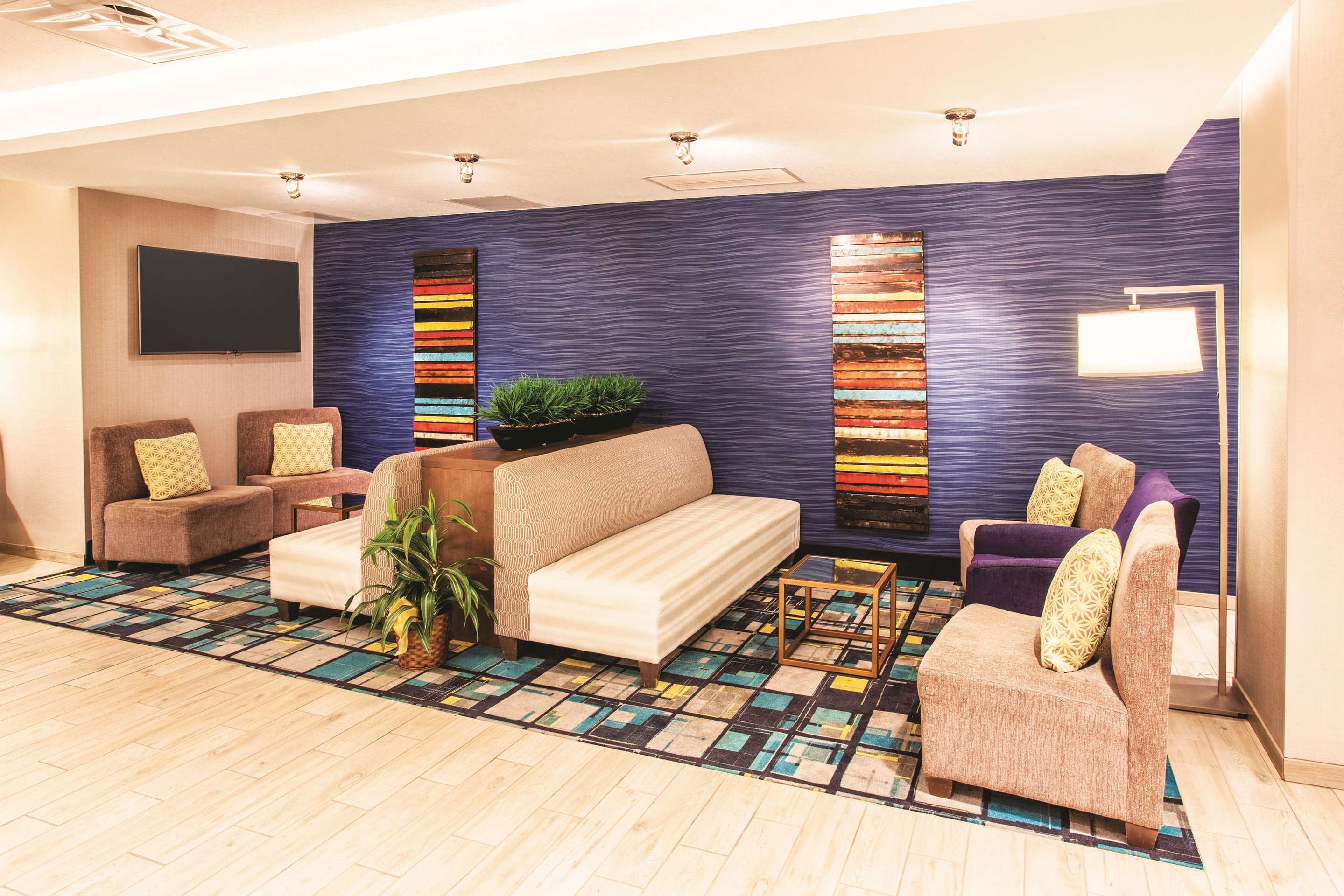 Lobby | La Quinta Inn & Suites by Wyndham Duluth