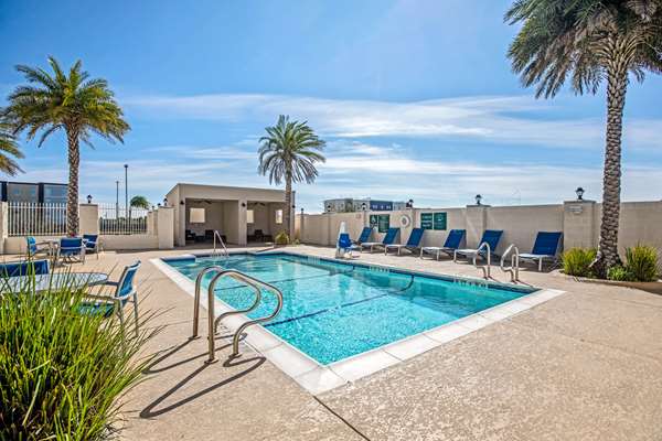 Pool - La Quinta Inn & Suites Portland
