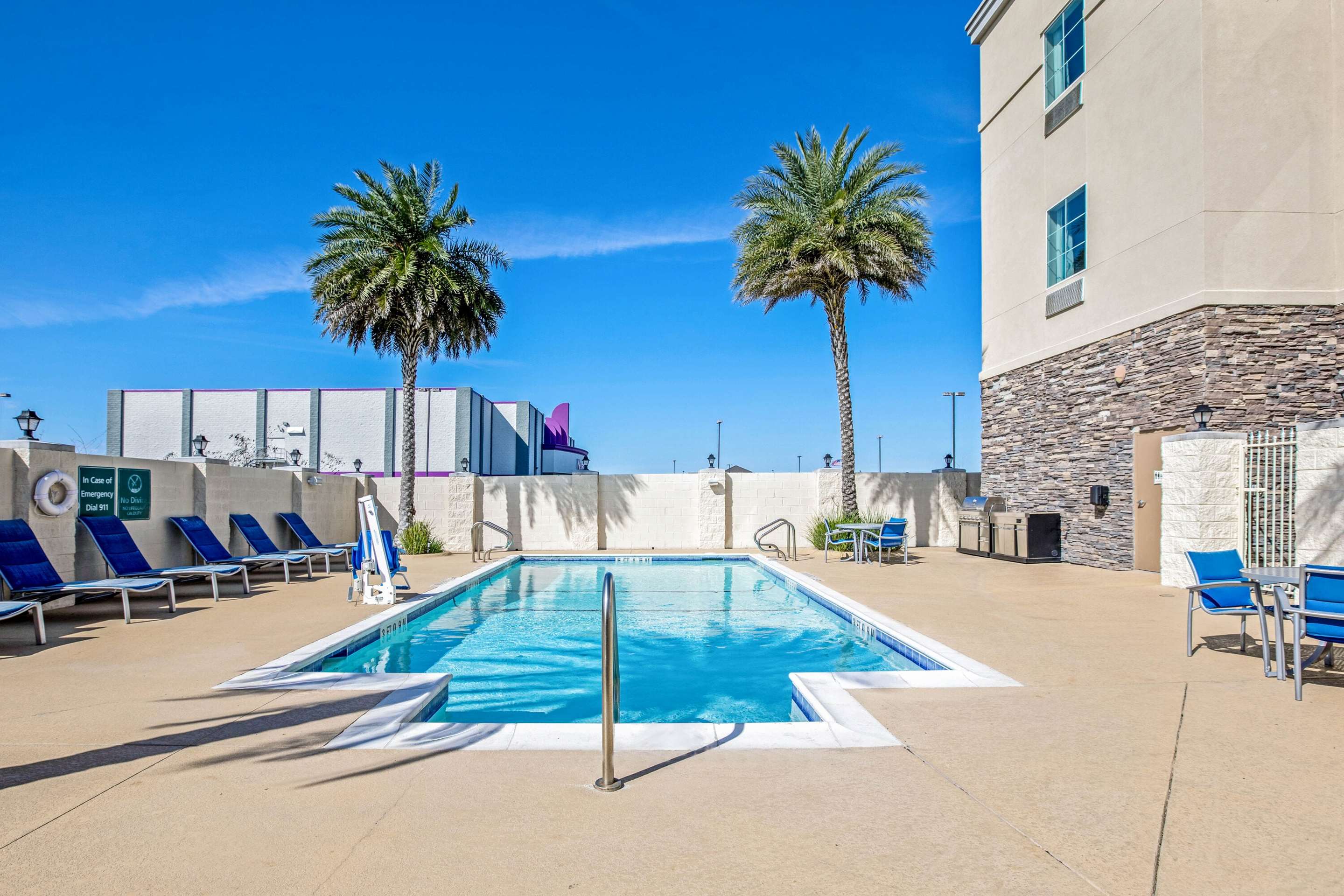 Pool | La Quinta Inn & Suites by Wyndham Corpus Christi - Portland