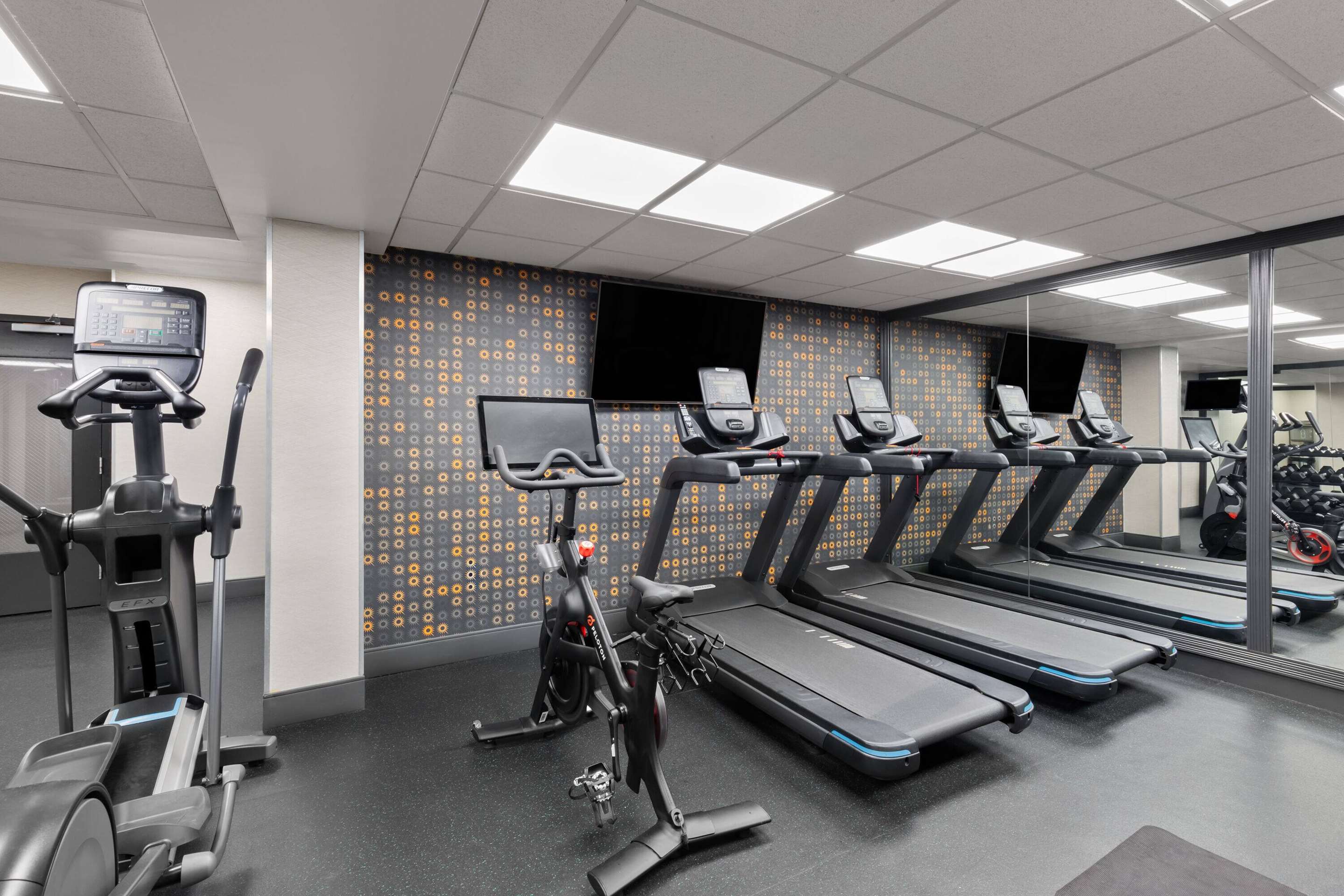 Health club fitness center gym | La Quinta Inn & Suites by Wyndham Goodlettsville - Nashville