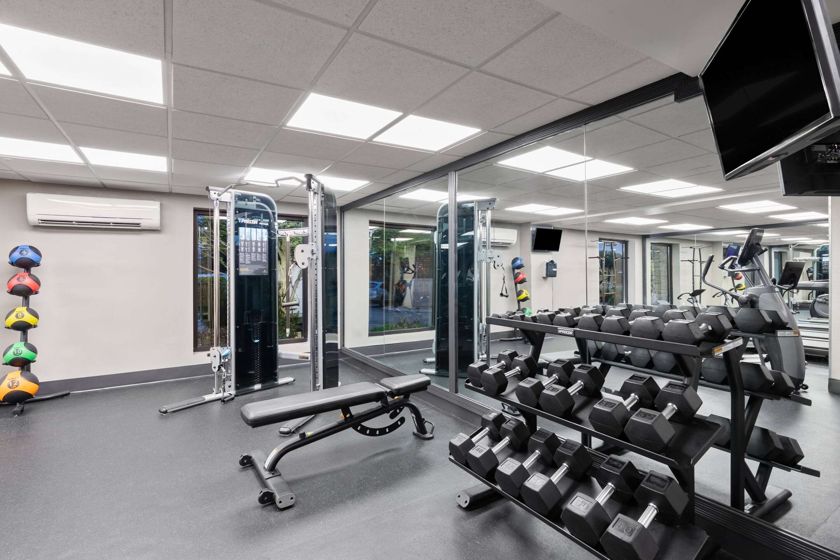 Health club fitness center gym | La Quinta Inn & Suites by Wyndham Goodlettsville - Nashville