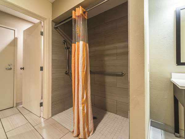  - La Quinta Inn & Suites Collinsville - I-55 & I-70, Exit 11